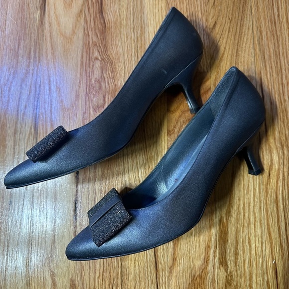 Stuart Weitzman Jeweled Bling Bow Satin Metallic Silver Kitten Heel Pumps - Picture 4 of 9